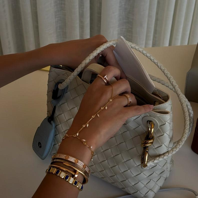 لإطلالة أنيقة في العيد … "هي" تختار لك 7 تصاميم لمجوهرات كف اليد