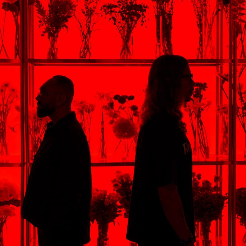 ثقل البتلات: Crosby Studios و UrArtU Gallery يعيدان تعريف فن الأزهار