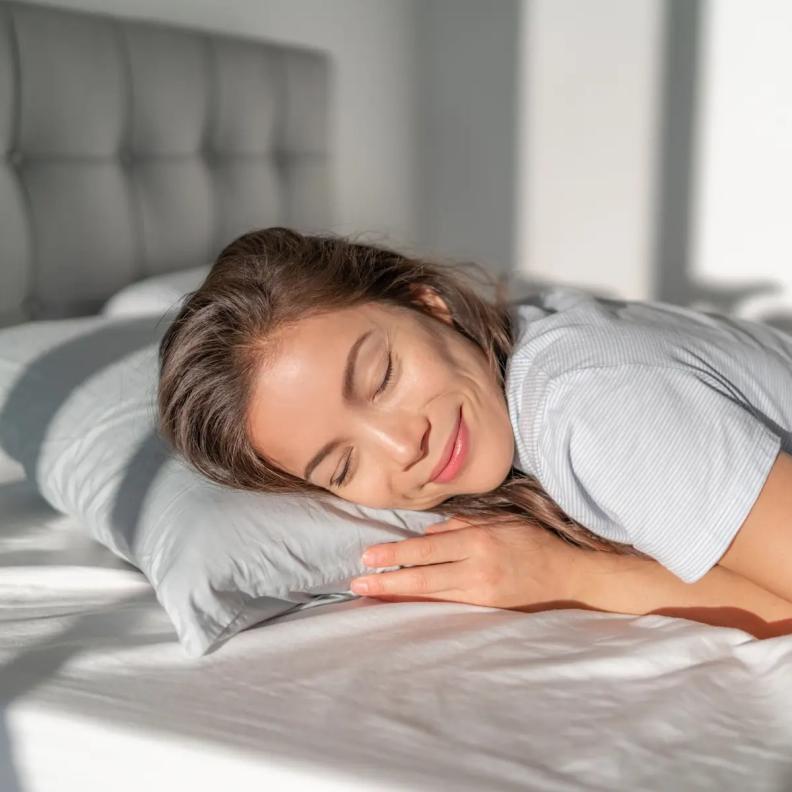 كيف يؤثر اتجاه وضعية النوم على طاقتنا؟