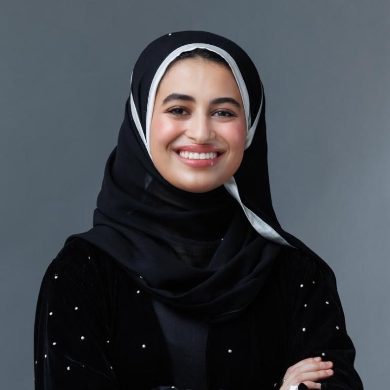 خاص لـ"هي": المستشارة الفنية سارة البيز… من جمع الأعمال الفنية إلى بناء محفظة ثقافية