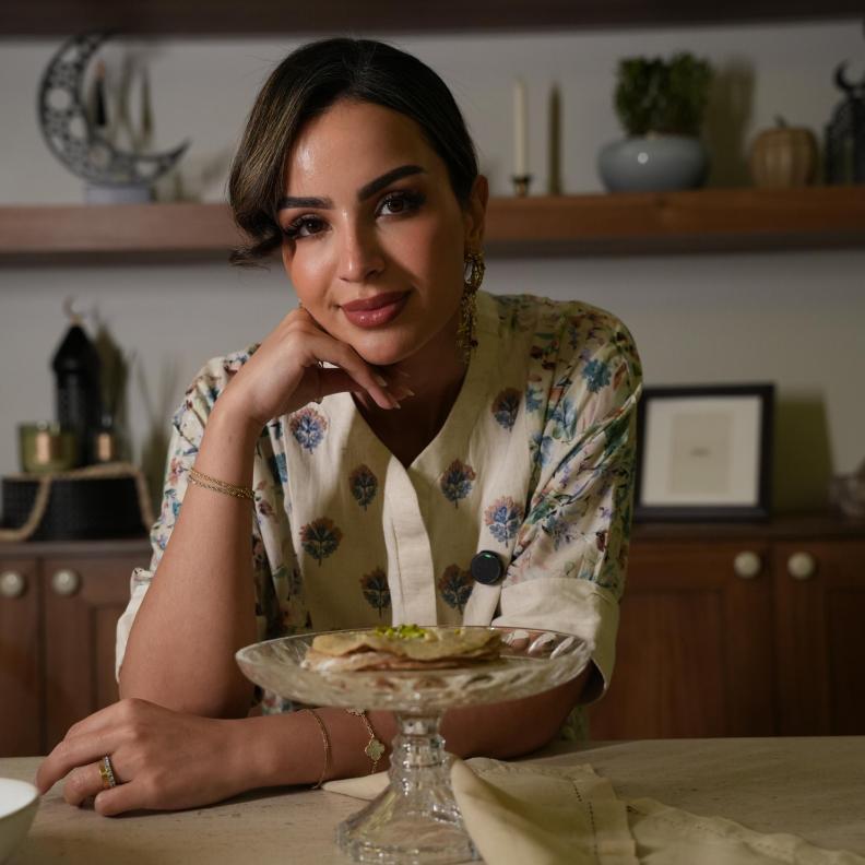 دينا الريس تحوّل وصفات المطبخ إلى محتوى بصري ملهم