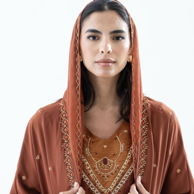 دليل "هي"...ألوان عيد 2026: من الأخضر الزمردي إلى الوردي الفاتح