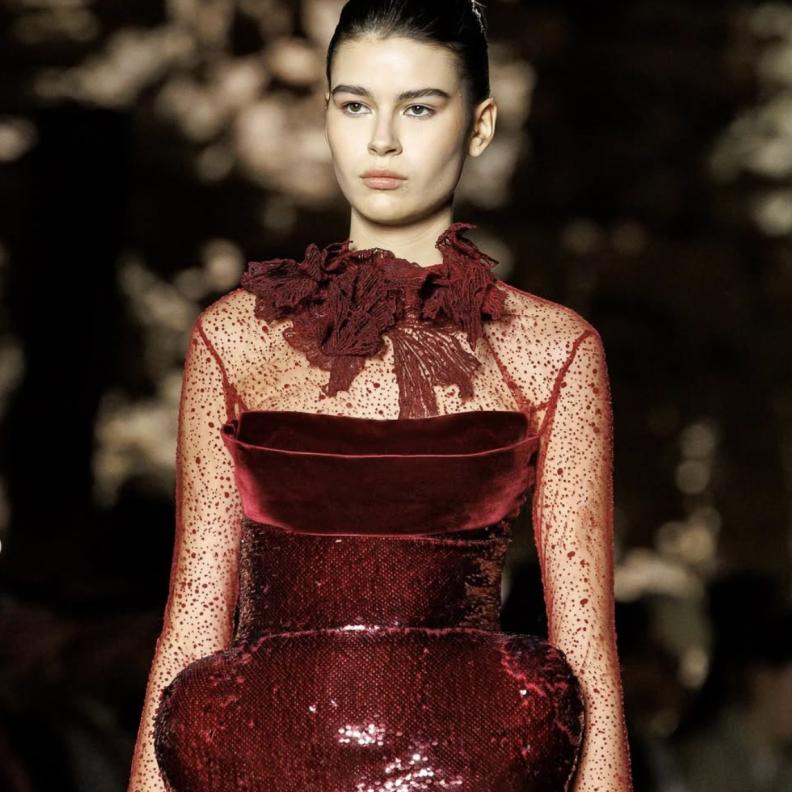 دور أزياء سعودية تقودها نساء يعدن رسم ملامح الموضة في المملكة