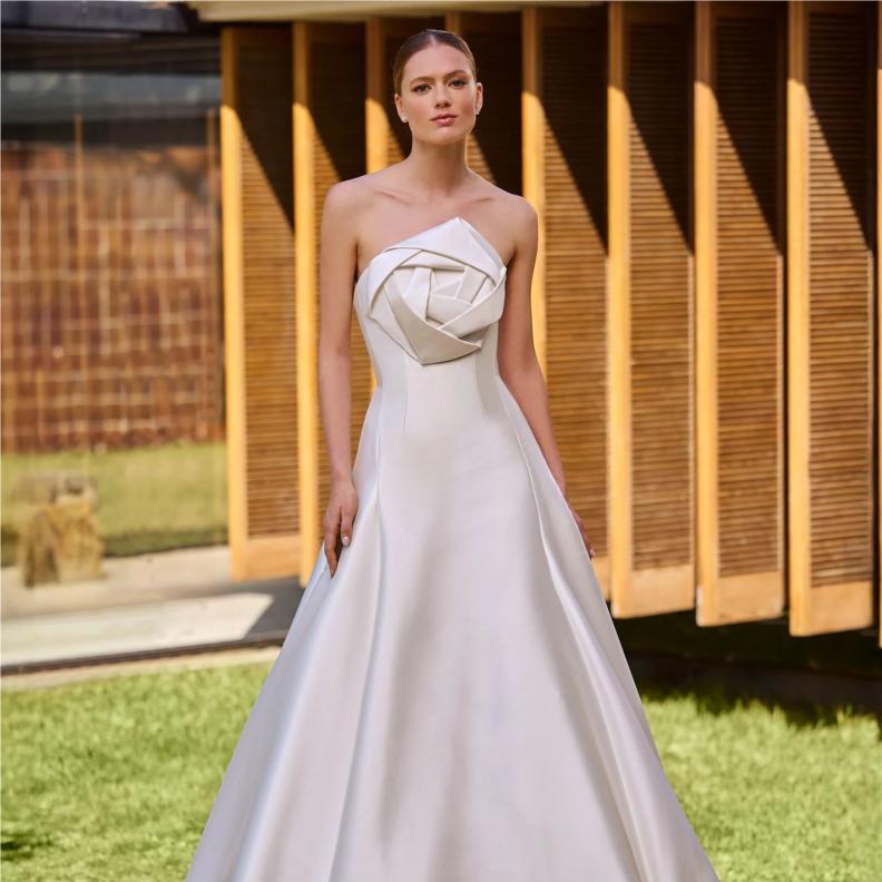 فستان زفاف بقصة الـ  A-line  من  Pronovias