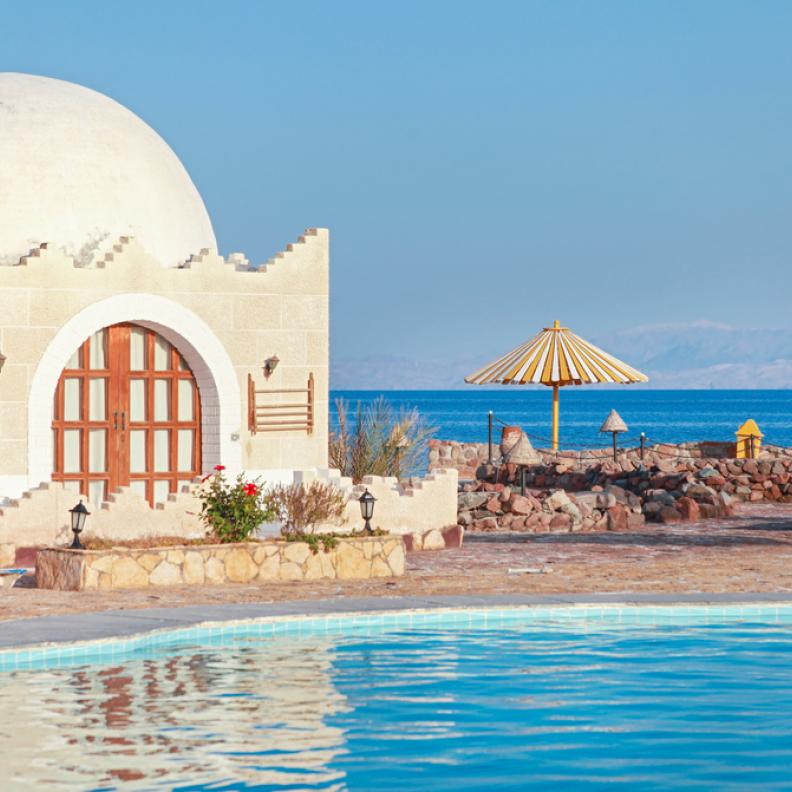 اكتشفي كنوز الاستجمام الساحرة على شواطئ المتوسط وساحل الصحراء الكبرى