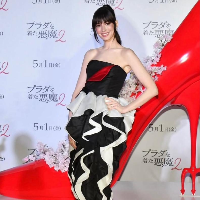 آن هاثاواي بفستان بقصة سترابلس بصيحة الكشكش