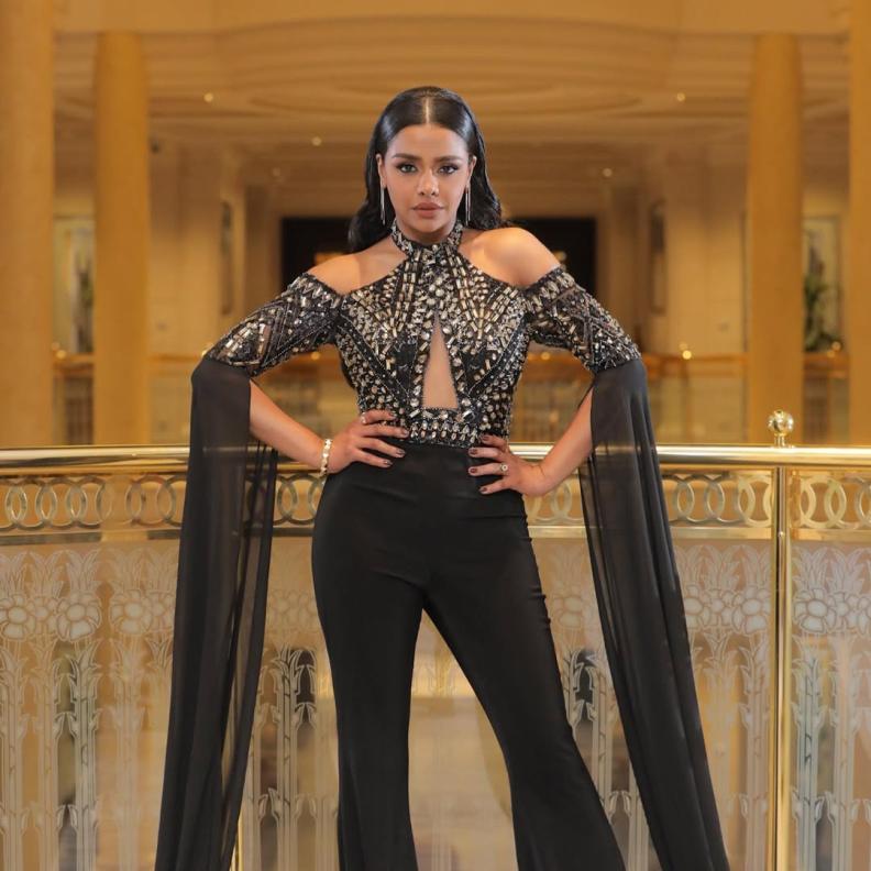 أسماء أبو اليزيد بصيحة الجمبسوت الأسود