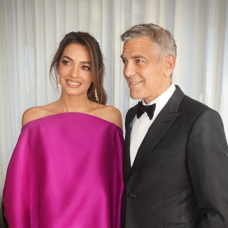 أمل كلوني بفستان قصير باللون البنفسجي