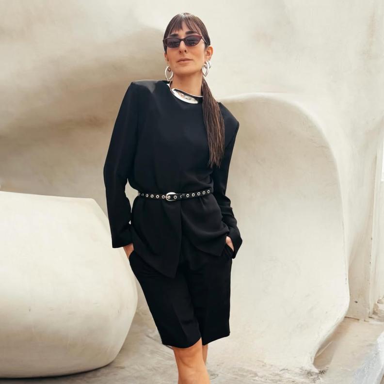 أمينة خليل ترتدي طقما باللون الأسود