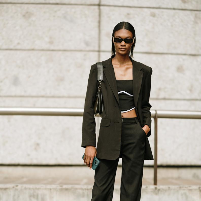 إطلالة أنيقة مع سنيكرز أبيض من شوارع ميلان