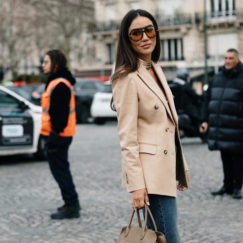 إطلالة بقطع استثمارية من شوارع باريس