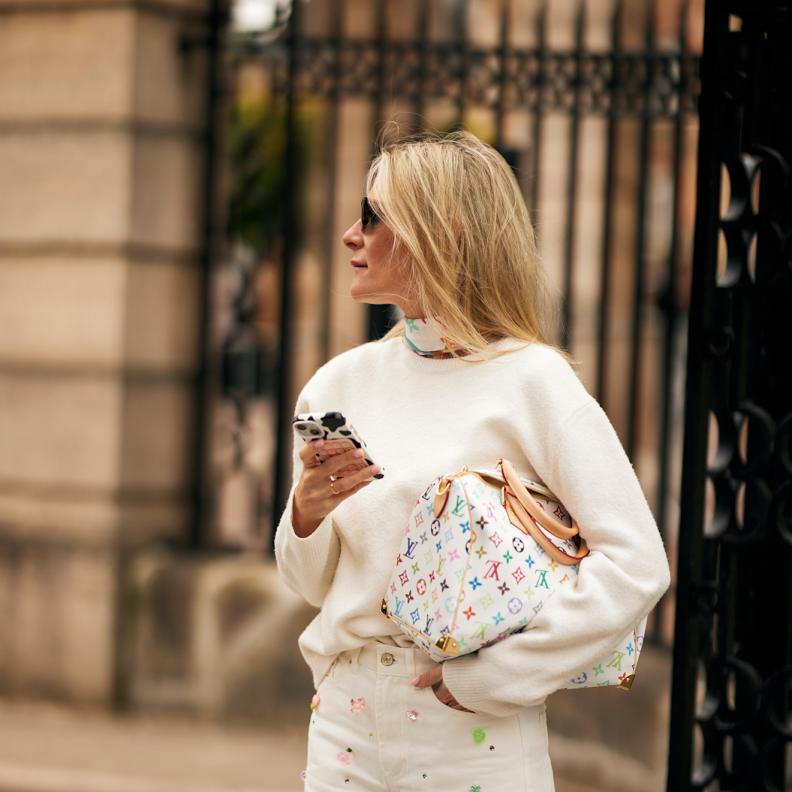 إطلالة عصرية مع حقيبة من ‏Louis Vuitton