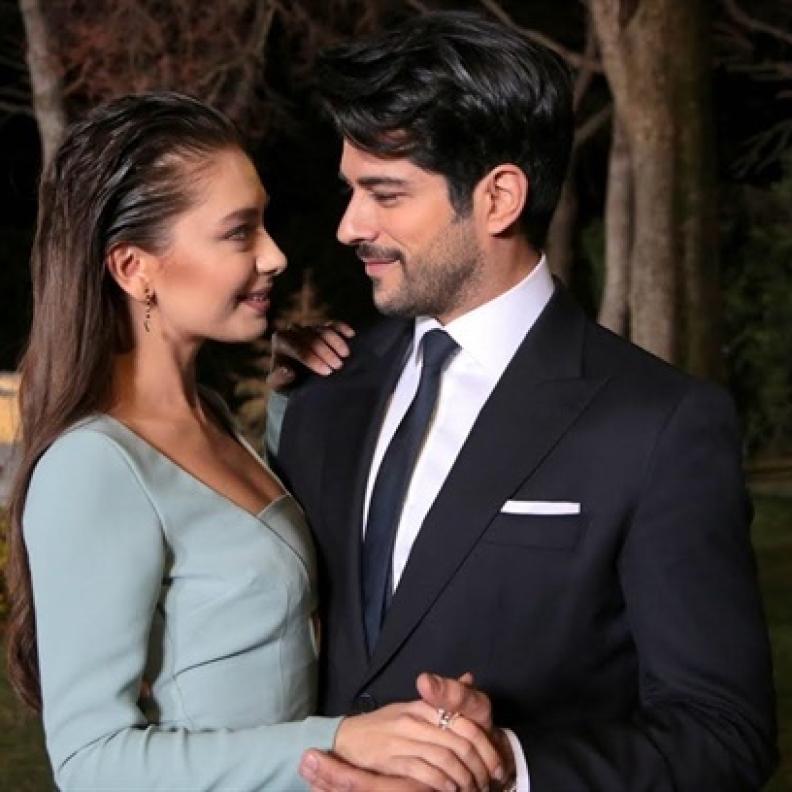 بوراك أوزجفي وناصيلهان أتاجول في النسخة التركية من "حب أعمى"