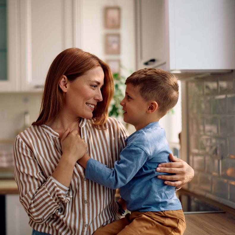 اعرفي كيف تكونين أمان أطفالك في وقت الأزمات