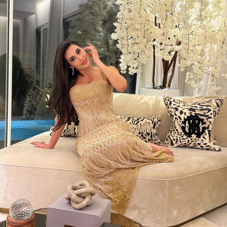 الأحجار الكريمة في إطلالات ياسمين صبري بين الفخامة والبساطة