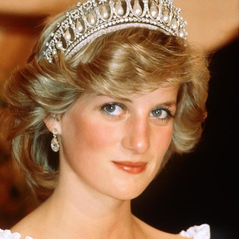  الأحجار الكريمة في تاج Cambridge Lovers Knot للأميرة ديانا 