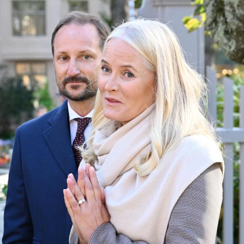 الأمير هاكون يواجه مرض زوجته المزمن وأشباح إبستين منفردًا