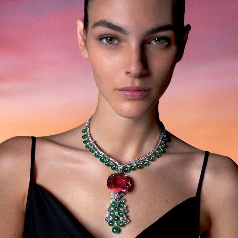 الاسبينيل حجر أغسطس في مجوهرات Bulgari