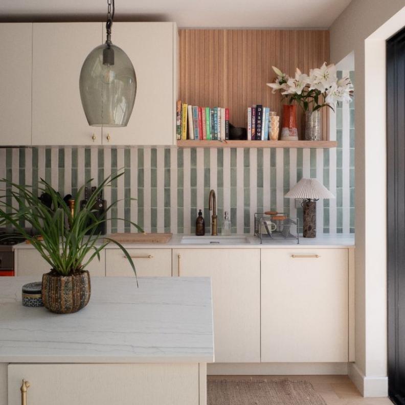 التصاميم المستوحاة من الأقمشة والأنسجة من أبرز اتجاهات البلاط للمطبخ في 2026