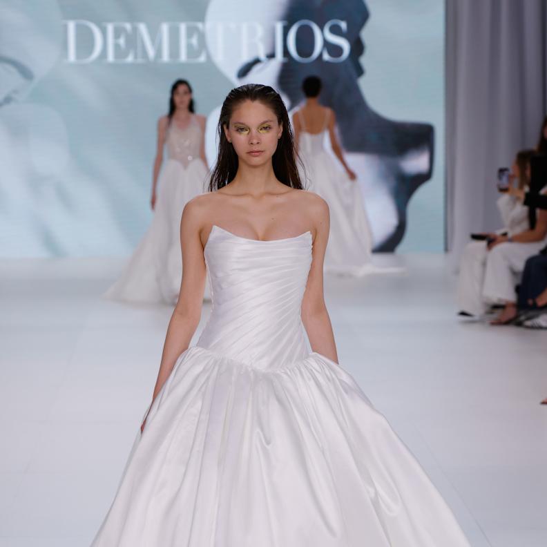 الخصر المنخفض في عروض ديمتريوس