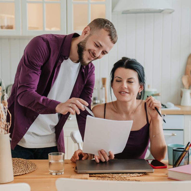 الشفافية المالية بين الزوجين تحقق استقرار الحياة الزوجية