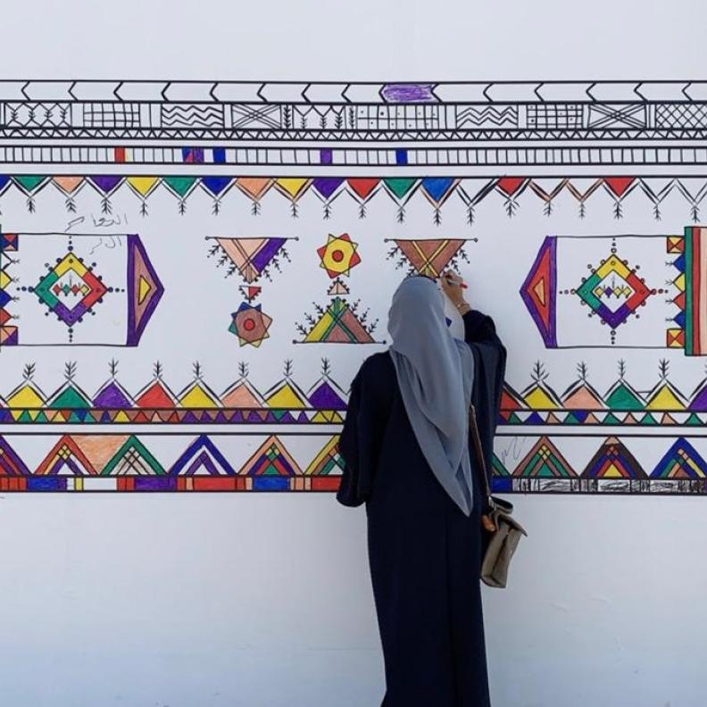 فن القط العسيري بلمسة معاصرة رؤية الفنانة السعودية ريما الباز