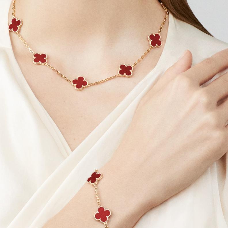 العقيق الاحمر في مجوهرات Van Cleef & Arpels