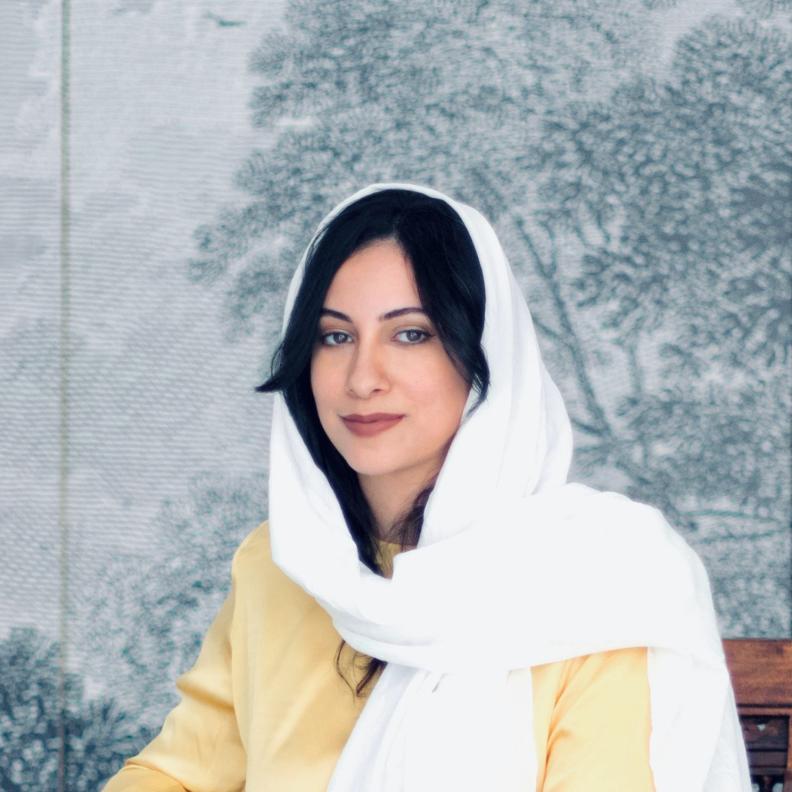 "مهد الأسطورة".. سارة العبدلي تعيد تشكيل روح جدة في معرض استثنائي مع حافظ جاليري