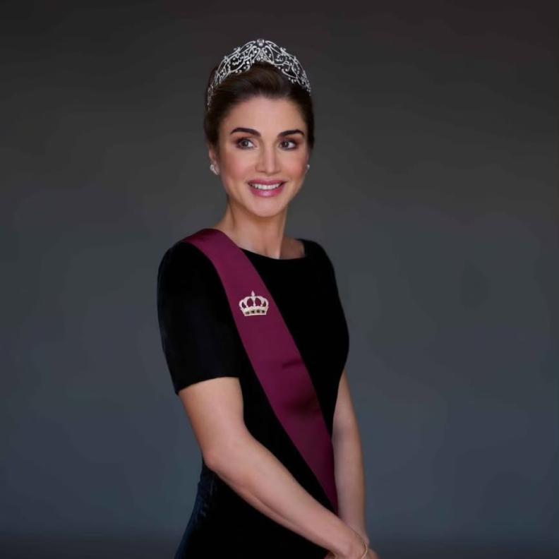 أجمل الأحجار الكريمة في تيجان الملكة رانيا العبد الله