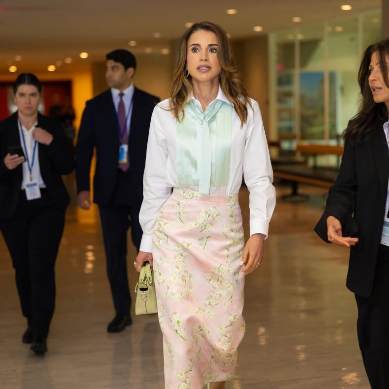 الملكة رانيا بألوان الباستيل بصيحة الورود الرائجة