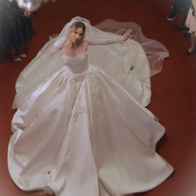 باميلا الكيك بفستان الزفاف