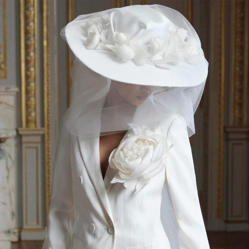 بدلة من قماش الكادي المطرز في عروض إيلي صعب