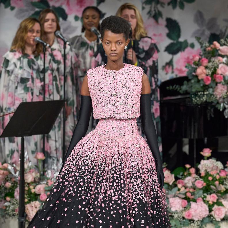 تصميم يحاكي إطلالات الستينات من Richard Quinn