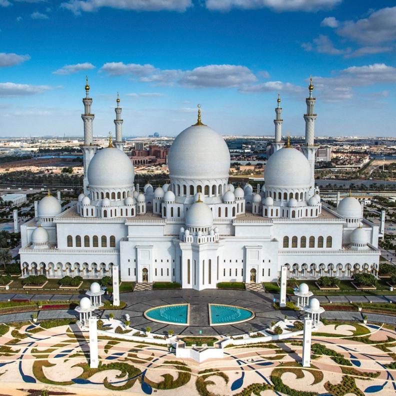 أبوظبي بوجهها الأصيل.. 8 وجهات ساحرة تأخذكِ في رحلة عميقة بين التاريخ والفخامة