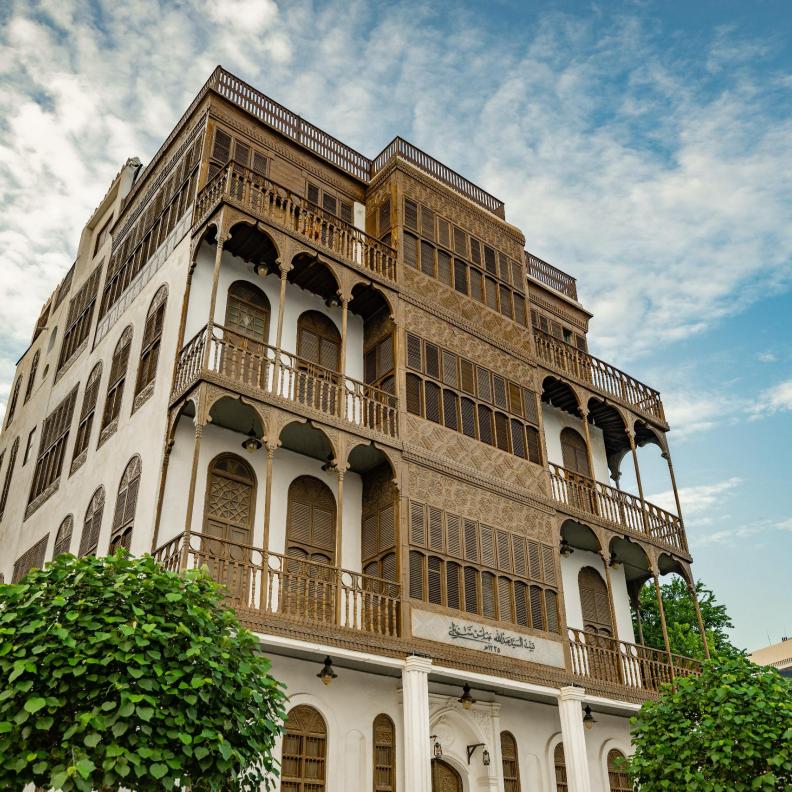 بين الرواشين الساحرة وبيوت الحكايات… رحلة بنكهة الزمن الجميل في جدة التاريخية