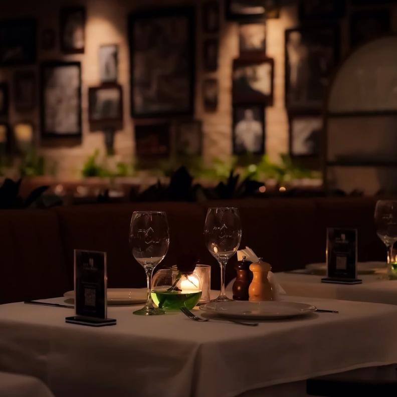 رحلة مذاق لا تُنسى أفخم مطاعم الرياض لتجربة عشاء استثنائية