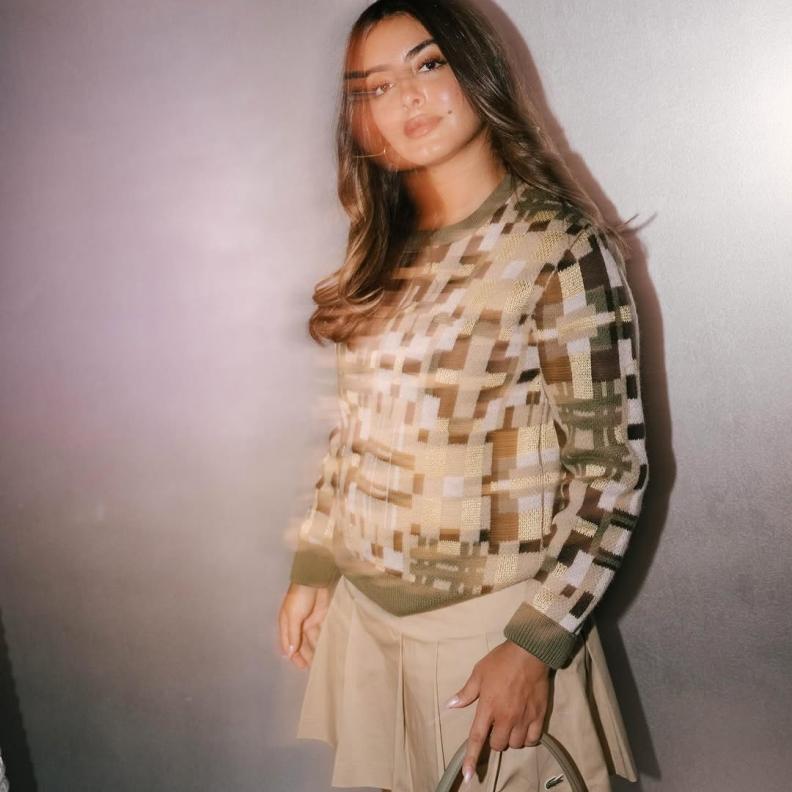 جود عزيز تُعيد تعريف الأناقة بالتنورة ذات الكسرات