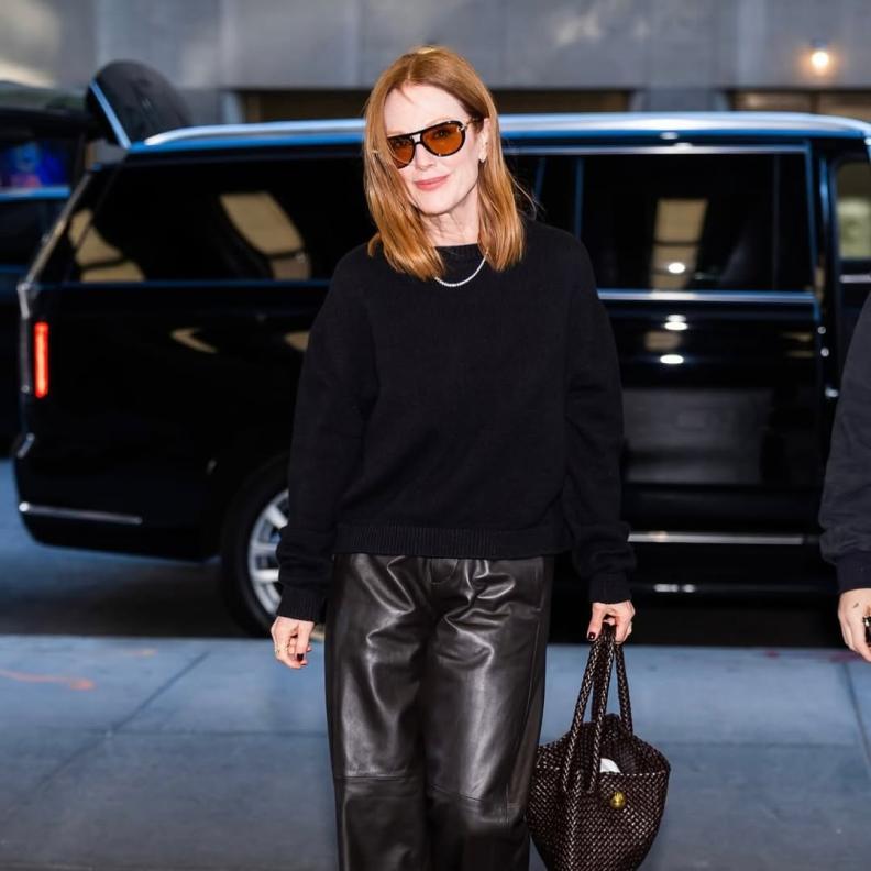 جوليان مور ببنطال الجلد الواسع مع بلوزة صوفية مريحة