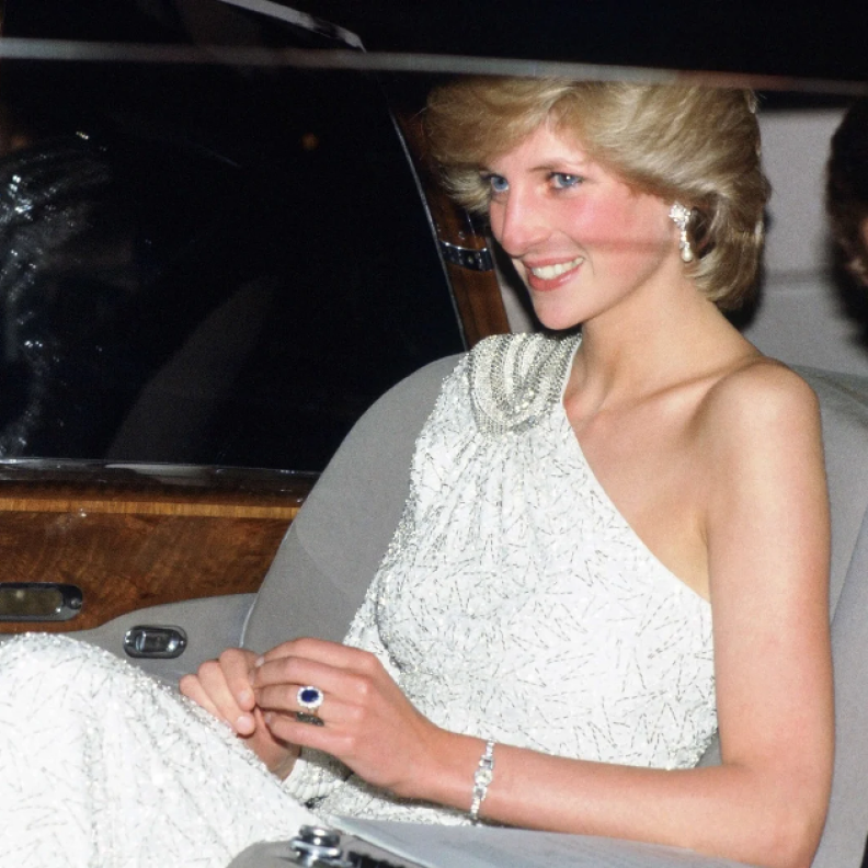 خاتم خطوبة الأميرة ديانا Princess Diana الياقوتي الأزرق والمستوحى من إرث عائلي ملكي