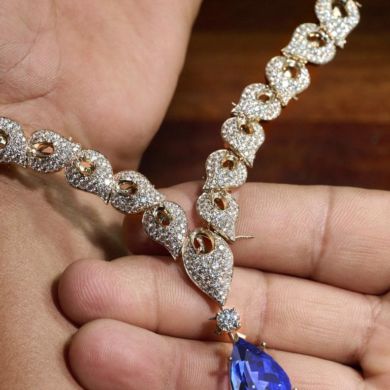 دار معوض Mouawad تكشف النقاب عن طقم المجوهرات الراقية Ivy Tanzanite