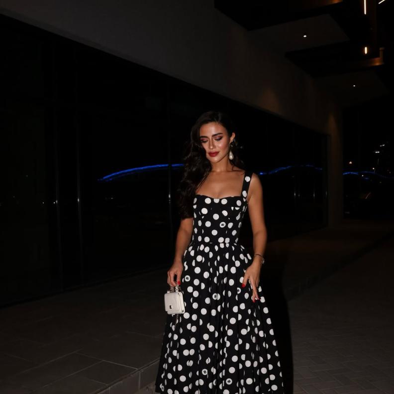 ديما الأسدي بفستان أسود بنقاط البولكا البيضاء