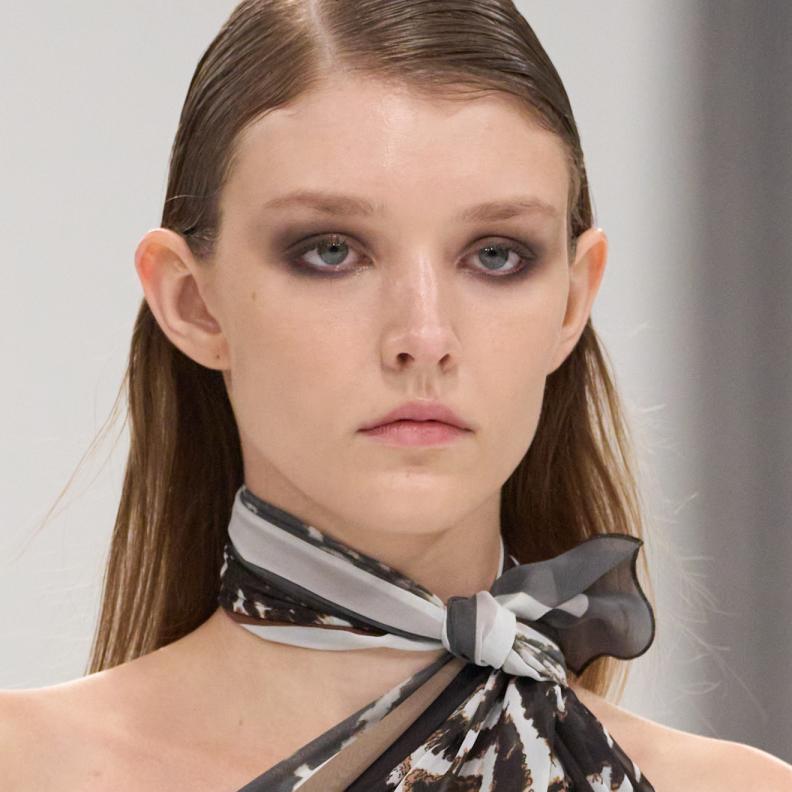 رسمات المكياج الاسود المات  من دار D.Exterior