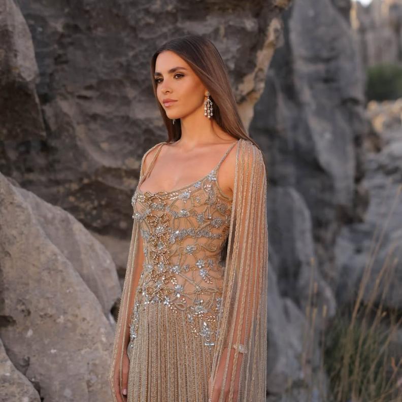 زين قطامي بفستان بدرجة لون نيود فاتحة