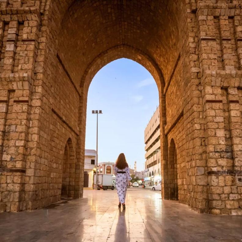 رحلة في أسواق الزمن الجميل بالمملكة… من سوق الديرة إلى سوق القيصرية