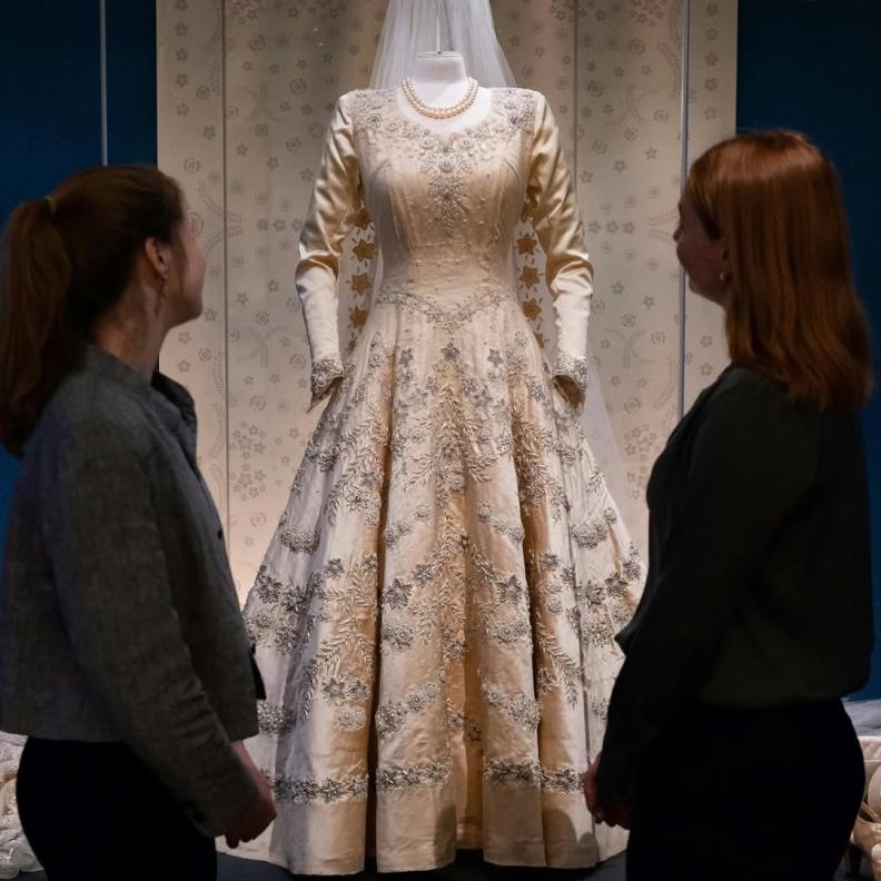 صورة تظهر فستان زفاف الملكة إليزابيث داخل من المعرض