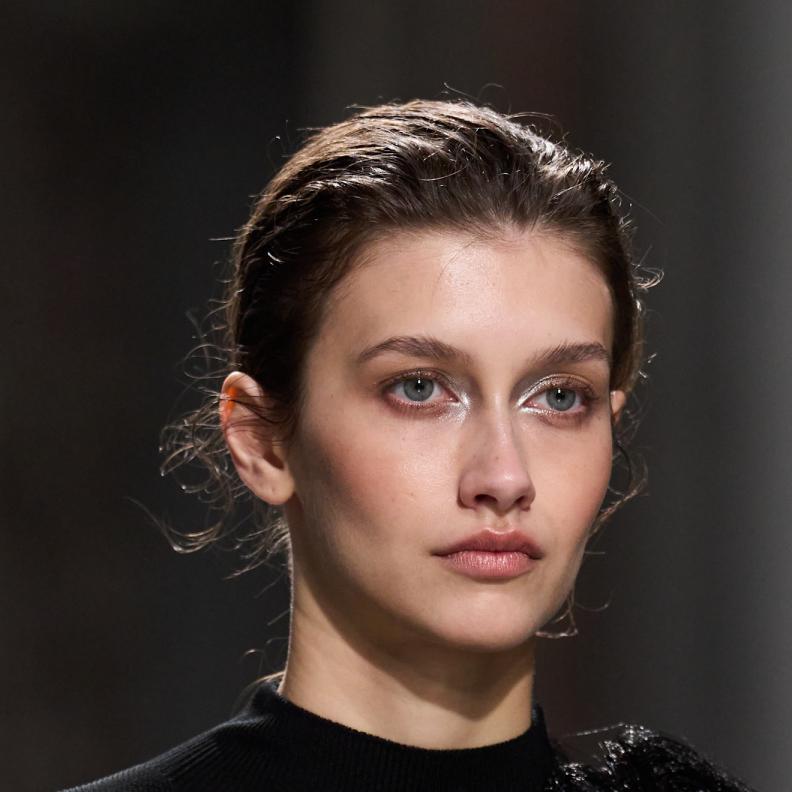 دليلكِ الشامل عبر هي للتخلص من ترهل البشرة في سن مبكر.. لا يفوتكِ