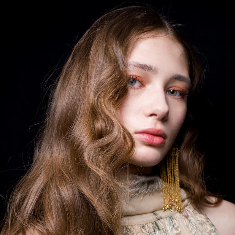 صيحات جمالية مبتكرة مع المكياج المرجاني في الربيع