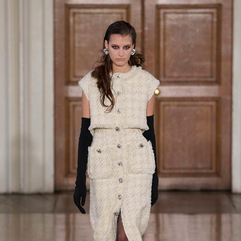 فستان بطابع كلاسيكي وتنسيق معاصر من ‏Huishan Zhang