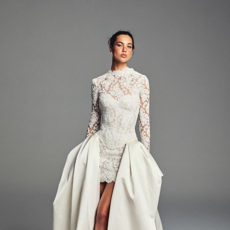 فستان زفاف مع أوفرسكيرت من مونيك لولييه