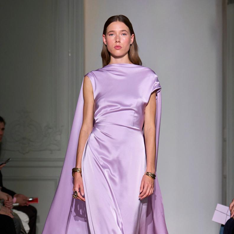 فساتين الساتان الرائجة في موسم 2026‏